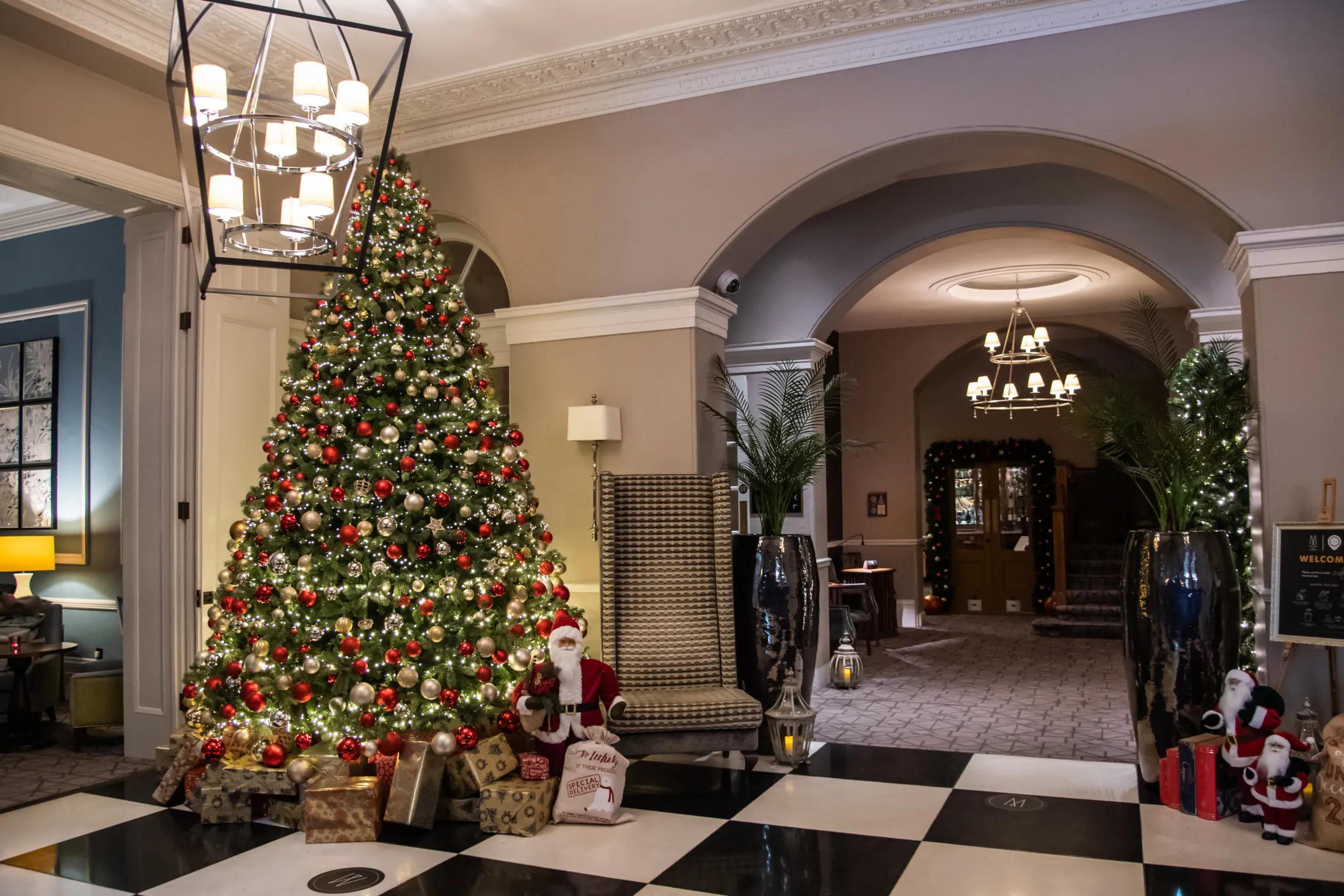 Christmas-tree-at-The-Queens-Hotel-Cheltenham