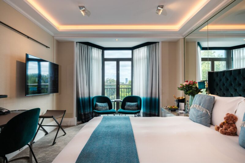 The Athenaeum Hotel & Residences bedroom